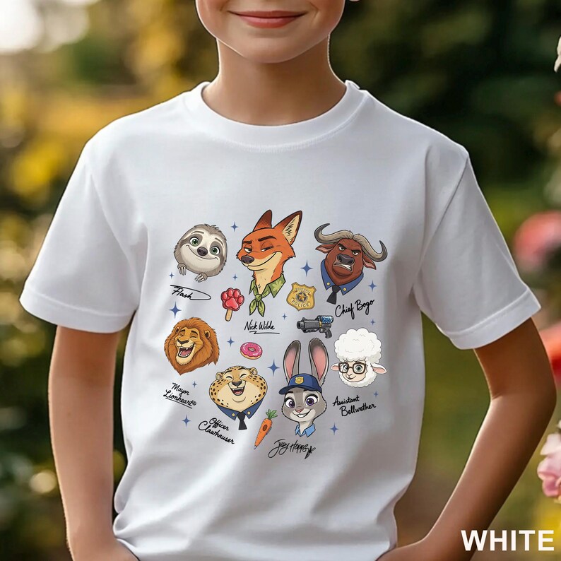 Puede incluir: Una camiseta blanca de manga corta con un estampado gr&aacute;fico colorido de varios personajes animales animados de Zootopia, incluyendo a Nick Wilde, Judy Hopps, Flash, Chief Bogo, Mayor Lionheart, Officer Clawhauser y Assistant Bellwether.