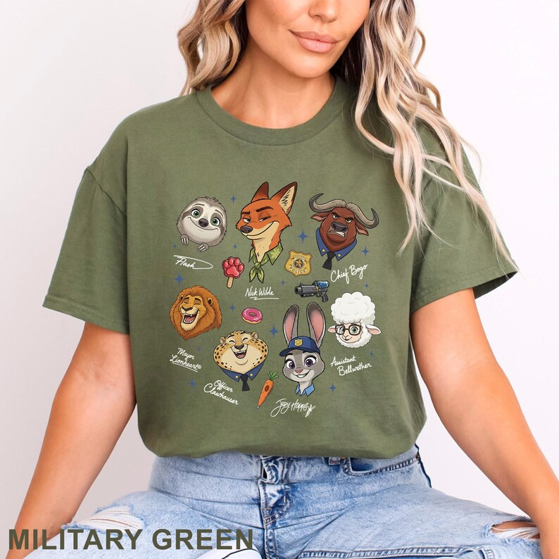Puede incluir: Una camiseta de color verde oliva con un estampado gr&aacute;fico de varios personajes animales animados, incluyendo un zorro, un conejo, un perezoso, un le&oacute;n, un guepardo, una oveja y un b&uacute;falo, acompa&ntilde;ados de iconos como un donut, una zanahoria y una placa.