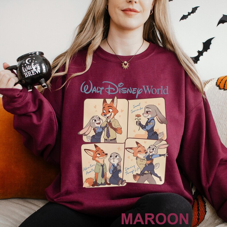 Puede incluir: Sudadera granate con un dise&ntilde;o de Walt Disney World. El dise&ntilde;o presenta personajes de dibujos animados, incluyendo un zorro y un conejo, en cuatro paneles. El texto "Walt Disney World" est&aacute; arqueado en la parte superior. La palabra "MAROON" est&aacute; en la parte inferior.