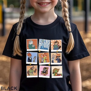 Pode incluir: Camiseta preta com uma grade de retratos de personagens de desenhos animados em molduras estilo polaroid. A palavra "BLACK" est&aacute; impressa na parte inferior. Os retratos retratam v&aacute;rios personagens de animais.
