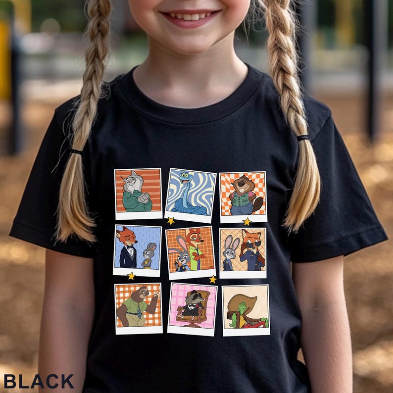 Pode incluir: Camiseta preta com uma grade de retratos de personagens de desenhos animados em molduras estilo polaroid. A palavra "BLACK" est&aacute; impressa na parte inferior. Os retratos retratam v&aacute;rios personagens de animais.