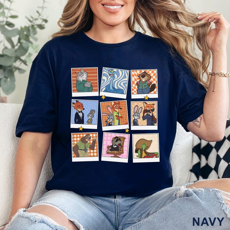 Pode incluir: Camiseta azul marinho com uma grade de imagens de personagens de desenhos animados em estilo polaroid. As imagens mostram v&aacute;rios personagens em poses diferentes. A palavra "NAVY" est&aacute; impressa no canto inferior direito.