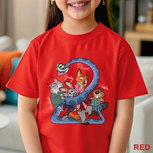 Puede incluir: Una camiseta roja de manga corta con un estampado gr&aacute;fico de personajes de dibujos animados que incluye una serpiente, un zorro, un conejo, un lince y un castor. El dise&ntilde;o incluye las etiquetas de texto manuscritas Pawbert, Judy, Nick y Nibbles.