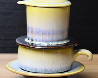 Ręcznie robiony, glazurowany, żółty ceramiczny zestaw do kawy: wietnamski filtr Phin i kubek | Naczynia do parzenia kawy metodą slow drip, prezent rzemieślniczy do wystroju domu