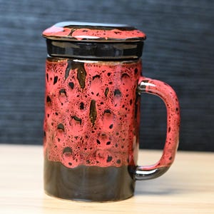 Taza de té infusora de cerámica con esmalte rojo, hecha a mano, con tapa y colador. Regalo de taza de té zen.
