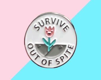 Pin de esmalte "Sobrevive por rencor" / Pin de derechos trans / Pin de orgullo trans / Pin LGBTQ / FtM / MtF / Genderqueer / Enby / Trans Masc / Trans Femme
