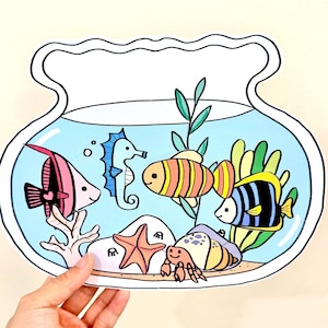 Puede incluir: Ilustración colorida de un acuario lleno de peces de dibujos animados, un caballito de mar y otras criaturas marinas. Los peces son de varios colores, incluyendo rosa, naranja, amarillo y azul. El acuario también presenta coral, una estrella de mar y un cangrejo.