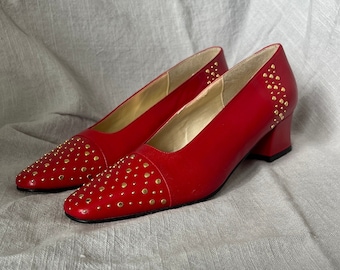 Vintage 80s retro red pumps, gold stud details, comfortable classic pumps, 7M