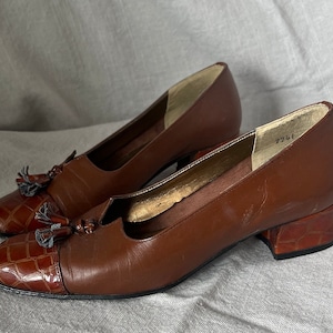 Vintage brown 90s work wear shoes, comfortable slip ons, short heel pumps, tassel heeled loafers, brown retro market boho 7 S