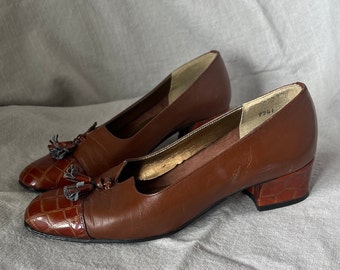 Vintage brown 90s work wear shoes, comfortable slip ons, short heel pumps, tassel heeled loafers, brown retro market boho 7 S