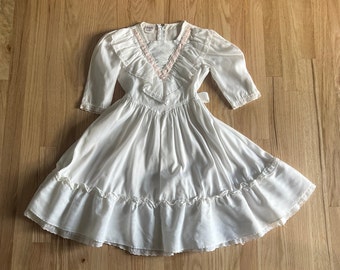 Vintage The beaux age girls white dress size 7 years, pink details, ruffle frock, tiered peasant bohemian, lace inserts, victorian 80s girly