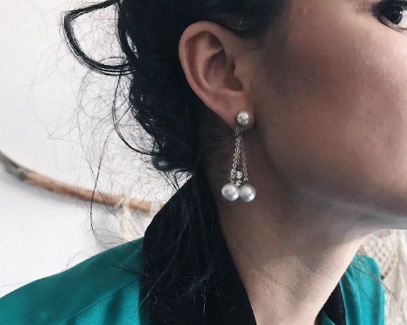 Vintage rhinestone and pearl hanging earrings, sc… - image 8