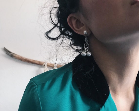 Vintage rhinestone and pearl hanging earrings, sc… - image 5