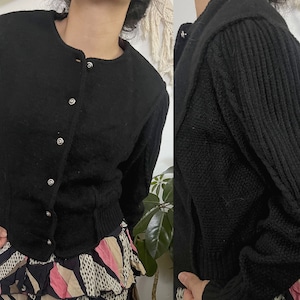 Suéter de punto negro con mangas abullonadas de los años 80, cárdigan de lana, estilo vintage moderno para diario, frente acanalado, botones plateados, talla mediana.