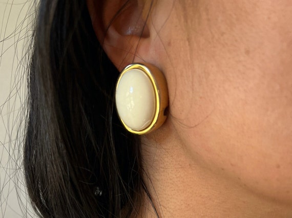 Vintage 1980s bold white oval shaped clip on stud… - image 3