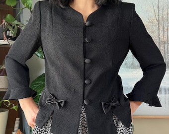 Chaqueta corta de jacquard negro vintage con detalle de lazo, estructura y botones en la parte delantera, talla 8.