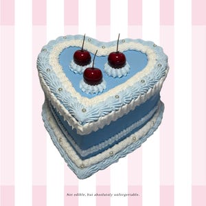 Blue & White Vintage Heart Cake Trinket Box (Medium Size)