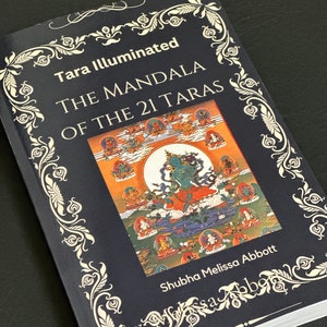 Puede incluir: Un libro titulado "Tara Iluminada: La Mandala de las 21 Taras" de Shubha Melissa Abbott. La portada presenta una ilustración de mandala colorida con una figura central de una deidad verde rodeada de figuras más pequeñas.