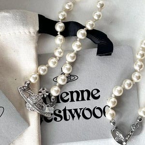 Vivienne Westwood Mini Bas Relief Halskette aus Messing, Swarovski Kristall & Perle