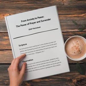 Könnte beinhalten: Ein Arbeitsblatt mit dem Titel "Von Angst zu Frieden: Die Kraft des Gebets und der Hingabe" mit Text und einer Hand, die auf den Text zeigt. Eine Tasse Kaffee steht neben dem Arbeitsblatt auf einer Holzoberfläche.