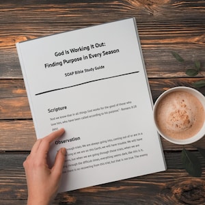 Peut inclure: Un guide d'étude biblique intitulé "God Is Working It Out: Finding Purpose in Every Season" avec du texte et une tasse de café sur une surface en bois. Le guide comprend le texte "SOAP Bible Study Guide" et un verset biblique.