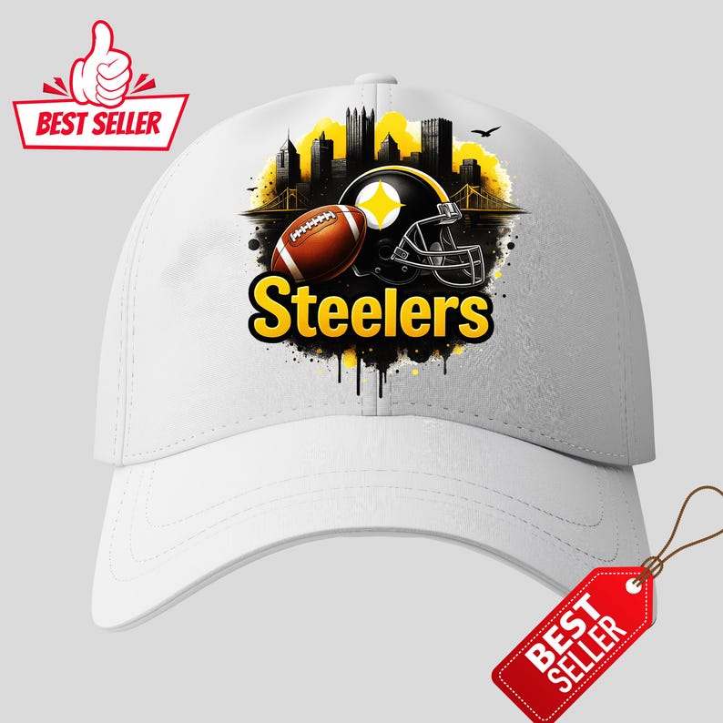 K&ouml;nnte beinhalten: Wei&szlig;e Baseballkappe mit einem Football, Helm und Skyline-Grafik mit dem Wort "Steelers" in Gelb. Das Design hat schwarze und gelbe Akzente und ein "Best Seller"-Etikett.