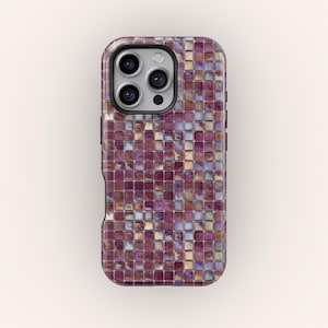 Peut inclure: Une coque de smartphone avec un motif de mosaïque. La coque présente un motif de petits carreaux carrés dans des tons de violet, de bordeaux et d'or. Les objectifs de l'appareil photo sont visibles en haut.