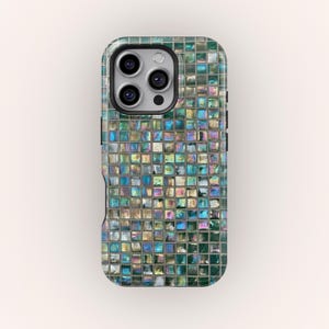 Könnte beinhalten: Eine Smartphone-Hülle mit einem Mosaikfliesen-Design. Die Hülle zeigt ein Muster aus kleinen, quadratischen Fliesen in Grün-, Blau- und schillernden Farbtönen. Die Kameralinsen sind oben sichtbar, und die Hülle hat einen schwarzen Rand.