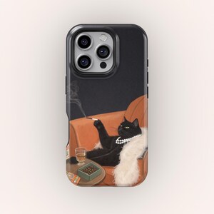 Op de afbeelding: Zwarte telefoonhoes met een illustratie van een zwarte kat die op een oranje fauteuil ligt, een sigaret rookt en een parelketting en een witte bontstola draagt. Een tafeltje met een drankje en chocolaatjes.