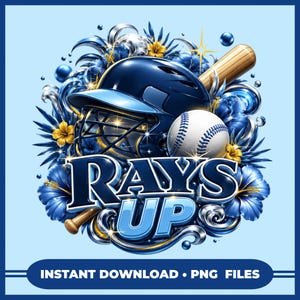 Può includere: Un'illustrazione grafica con un casco da baseball blu scuro, una palla da baseball bianca con cuciture blu e una mazza da baseball in legno. Il design include fiori di ibisco blu, accenti argentati e il testo RAYS UP in lettere blu scuro.