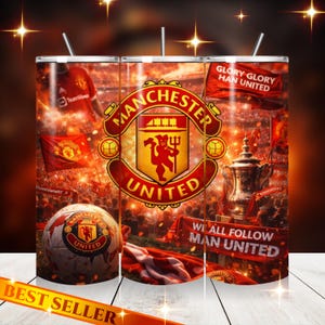 Op de afbeelding: Een roestvrijstalen beker met een levendig ontwerp met het Manchester United-logo, een voetbal en fan-afbeeldingen. Het ontwerp bevat de tekst "GLORY GLORY HAN UNITED" en "WE ALL FOLLOW MAN UNITED". De beker heeft een rietje.