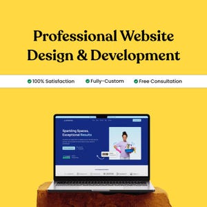 以下が含まれることがあります： 黒色の「Professional Website Design & Development」というテキストが表示されたウェブサイトのデザインを示すラップトップ。画像には、「100% Satisfaction」、「Fully-Custom」、および「Free Consultation」というフレーズも含まれています。背景は黄色です。