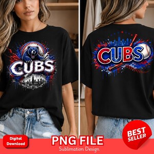Puede incluir: Una camiseta negra con un diseño gráfico que incluye la palabra CUBS en letras negritas, un oso azul, una pelota de béisbol, un bate de béisbol y la silueta de un horizonte urbano, con efectos de salpicaduras de pintura roja y azul.