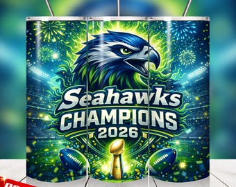 Pode incluir: Um copo de aço inoxidável com um design vibrante. Apresenta o texto "Seahawks CHAMPIONS 2026", uma águia azul e verde, bolas de futebol, um troféu e fogos de artifício contra um fundo de estádio. Uma faixa "Best Seller" está na parte inferior.