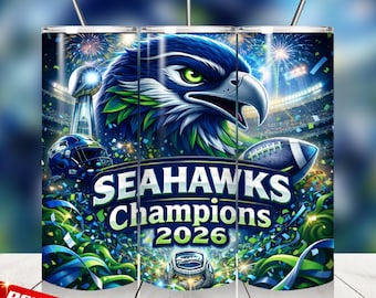 Pode incluir: Um copo de aço inoxidável com um design para os Seattle Seahawks. O design inclui uma ilustração de falcão, uma bola de futebol e o texto "Seahawks Champions 2026". O copo tem uma palhinha e uma faixa "Best Seller".