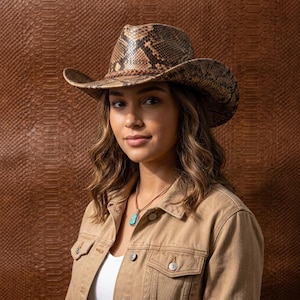 Cowboyhatt i naturligt ormskinnsläder, fedorahatt i äkta pytonmönster i västerländsk outbackstil, rodeohatt i lantlig cowgirlstil, exotisk boskapsmanhatt för unisexbruk