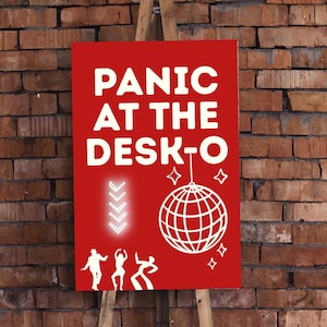 Puede incluir: Un póster rojo con el texto "PANIC AT THE DESK-O" en blanco. El póster presenta una bola de discoteca, flechas y figuras de baile. El fondo es una pared de ladrillos y el póster se muestra en un caballete de madera.