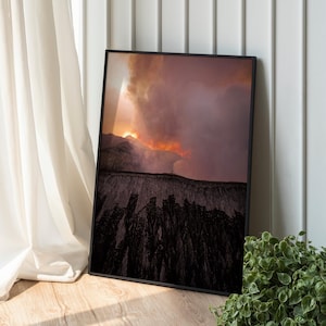 Könnte beinhalten: Rustikales Holzschild in Weiß mit handgeschriebenem "Welcome". Das Schild hat einen Used-Look und ein dekoratives Blumenelement. Ideal für die Haustür oder den Eingangsbereich.