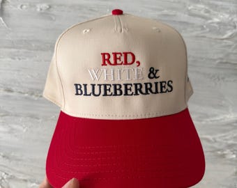 Sombrero rojo, blanco y arándanos