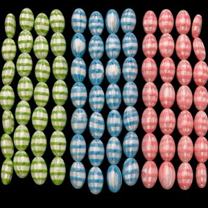 Pode incluir: Uma coleção de contas de formato oval dispostas em filas verticais, apresentando três grupos de cores distintos: riscas verdes e brancas, riscas azuis e brancas e riscas cor-de-rosa e brancas. Cada conta exibe um padrão de riscas horizontais.