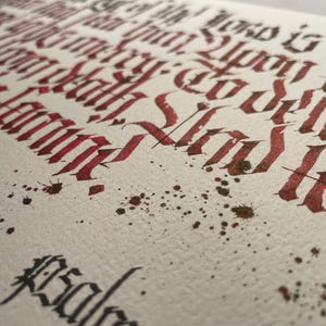 Versículos bíblicos manuscritos em estilo caligrafia gótica/inglesa antiga, poemas, votos, cartas de amor, nomes, citações, etc.