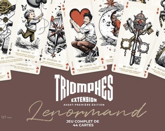 Może przedstawiać: Zestaw 44 kart Lenormand z szczegółowymi ilustracjami w kolorach czarnym, białym i czerwonym. Karty przedstawiają symbole takie jak serce, klucze i księżyc. Zestaw zatytułowany jest "TRIOMPHES EXTENSION Lenormand".