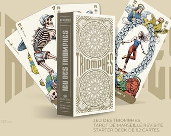 Może przedstawiać: Talia kart tarota z napisem "JEU DES TRIOMPHES" na pudełku. Pudełko ma okrągły wzór i tekst "82 cartes" oraz "64 x 127 mm". Karty zawierają ilustracje szkieletu, aniołów i kobiety.