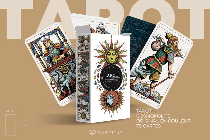 K&ouml;nnte beinhalten: Ein Tarot-Deck mit wei&szlig;em Hintergrund und bunten Illustrationen. Die Schachtel tr&auml;gt den Text "Tarot de Marseille Cosmopolite" und "78 Cartes".