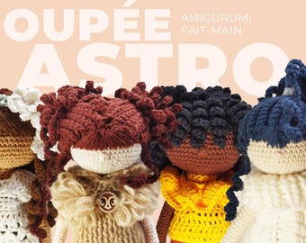 Könnte beinhalten: Eine Gruppe von vier handgefertigten Amigurumi-Puppen mit Häkelhaaren und -kleidung. Die Puppen haben unterschiedliche Hauttöne, Haarfarben und Outfits. Der Text "POUPEE ASTRO" befindet sich oben im Bild.