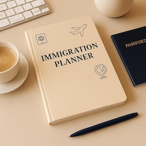 Può includere: Un taccuino color crema "Immigration Planner" con un'icona di passaporto e aereo, una penna blu e un libro "Passport" blu scuro. Sono visibili anche una tazza di caffè e una tastiera.