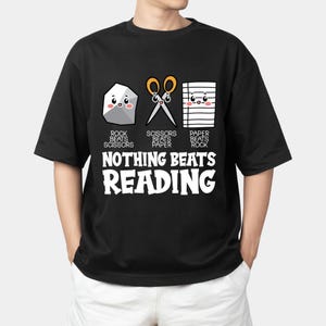 Niente batte la lettura Rock Paper Scissors per gli amanti dei libri Bambini che leggono libri Nerds Png per magliette