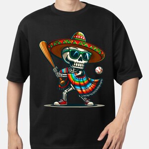 Esqueleto jugando béisbol PNG / Diseño divertido de béisbol del Cinco de Mayo / Descarga digital de esqueleto mexicano con sombrero y bigote