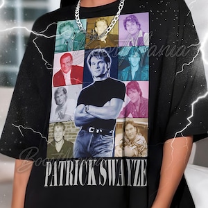 Może przedstawiać: Czarny t-shirt z kolażem zdjęć Patricka Swayze, z napisem "PATRICK SWAYZE" wydrukowanym na dole na biało. Koszulka ma okrągły dekolt i krótkie rękawy.
