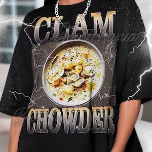 Puede incluir: Camiseta negra con un gráfico de sopa de almejas en un cuenco, con las palabras "CLAM CHOWDER" en una fuente metálica. El diseño tiene una estética vintage con acentos de rayos.